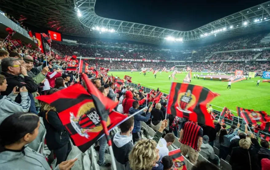 Coupe transversale : stade de football Allianz Riviera, Wilmotte et